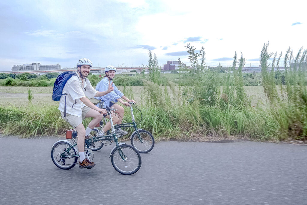 Can you believe how peaceful and refreshing to cycle along the river in Tokyo?