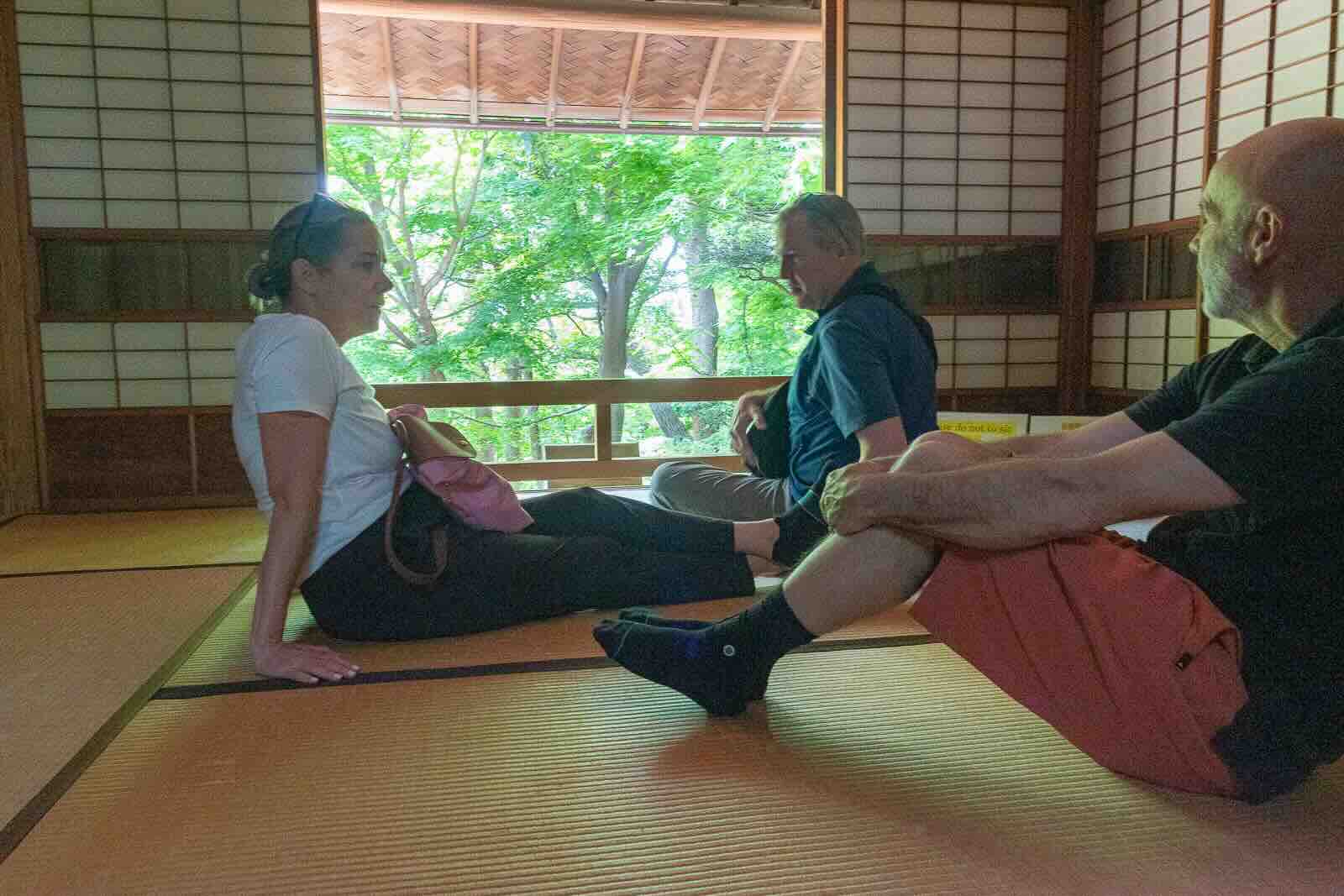 We got relaxed on a tatami floor, enjoying a breeze.